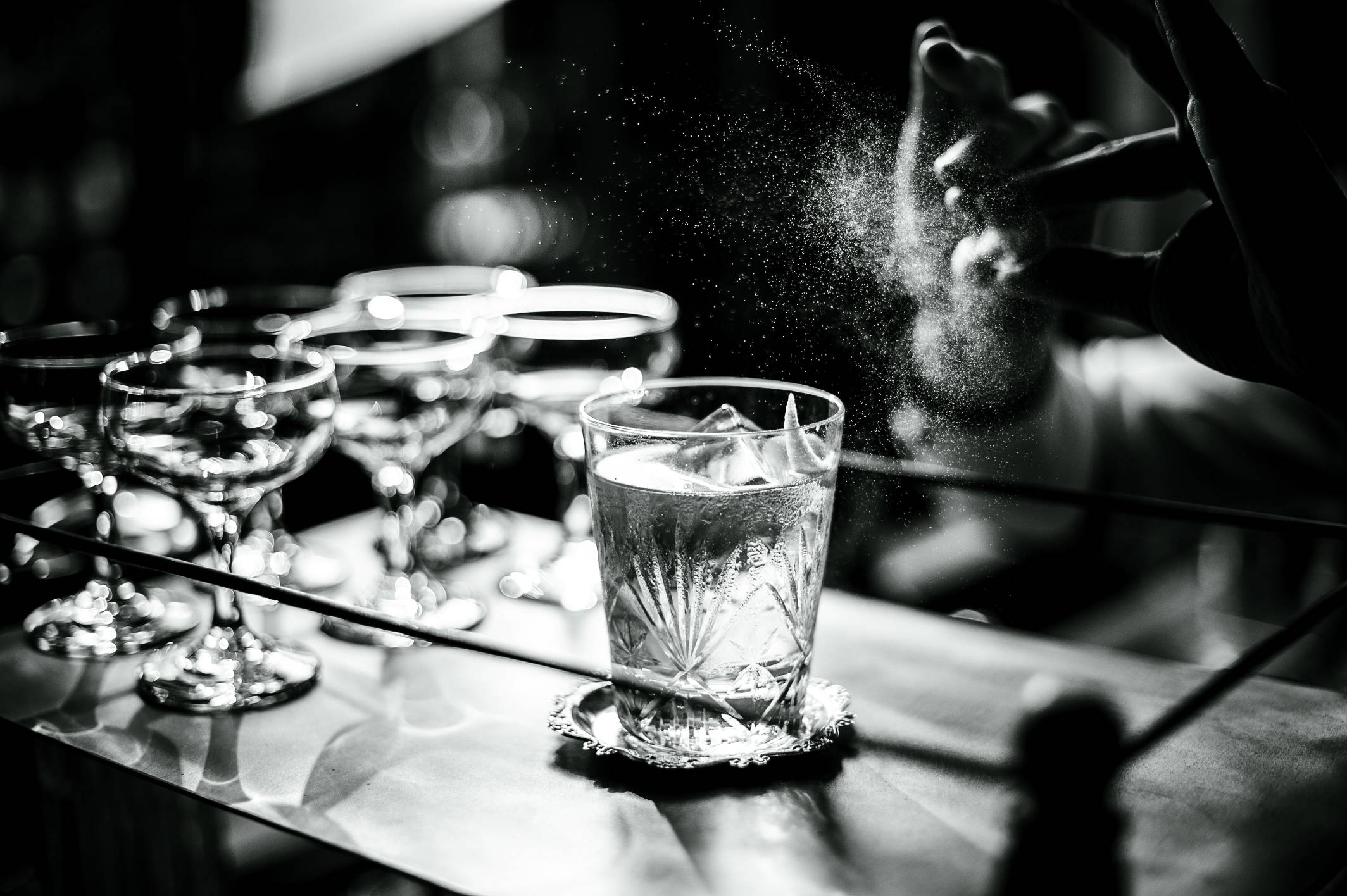 079 Pink Gin, serviert